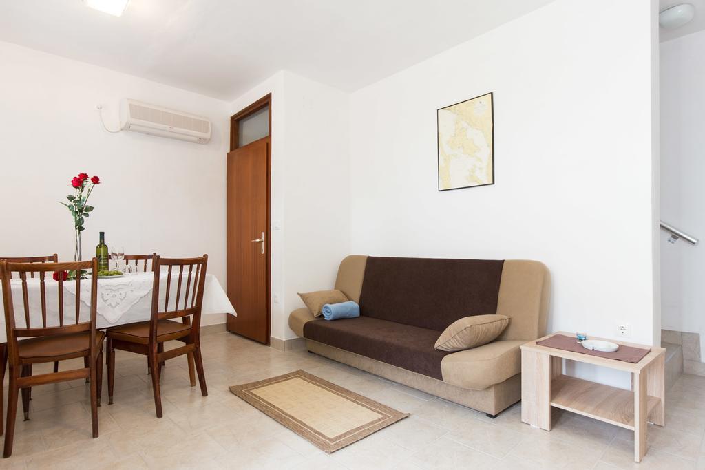 Holiday Home Mery By El-Pi Tours Malinska Exterior foto